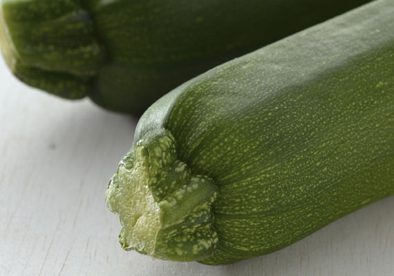 1.	Planting method: Land<br />
2. Medium used: Soil<br />
3. Pack size: 450 g, 2 pcs, Loose pack (>10 kg)<br />
4. Shelf life / Storage: 5 days. Best keep at chilling temperature.<br />
5. Suggestion uses: Steam, boil, grill, stuff, bake, barbecue, fry and salad.
